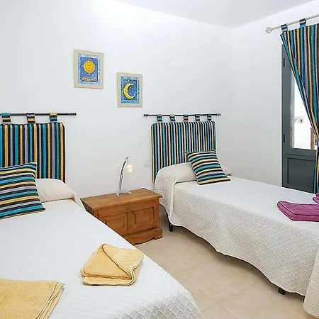 Playa Blanca Sleeps 6 Air Con Wifi Willa